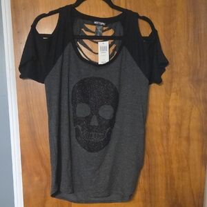 Hot Topic Black and Gray Skull Tee